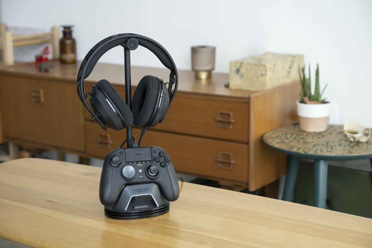 Nacon Charging Station For Headset And Controller Black