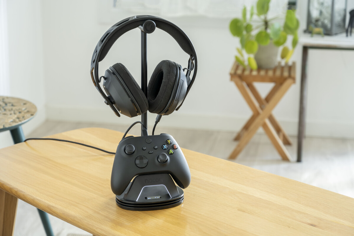 Nacon Charging Station For Headset And Controller Black