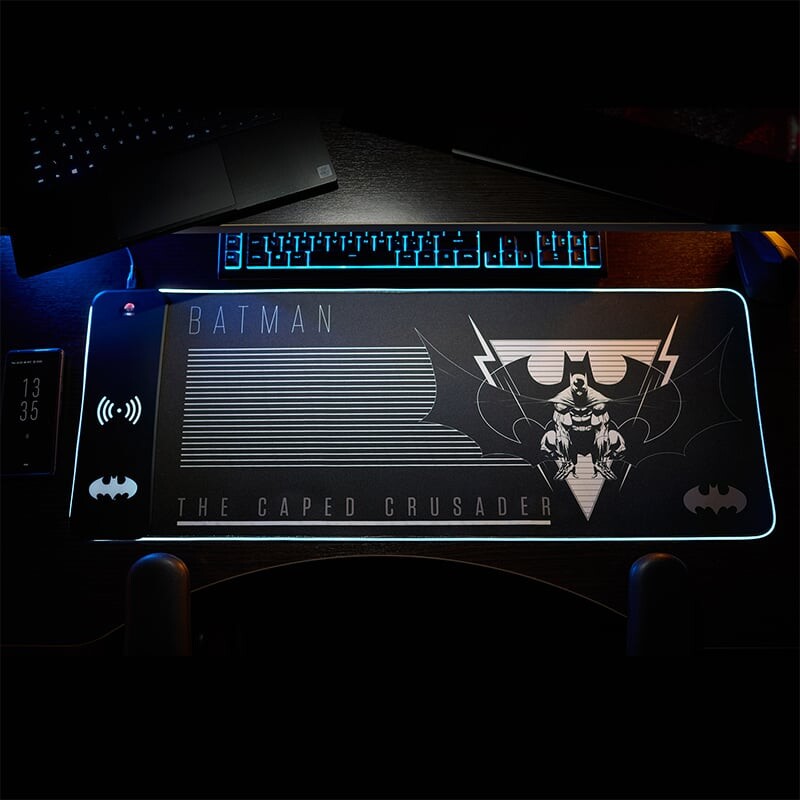 Numskull Batman - Oversize Gaming Mat Mobile Charger