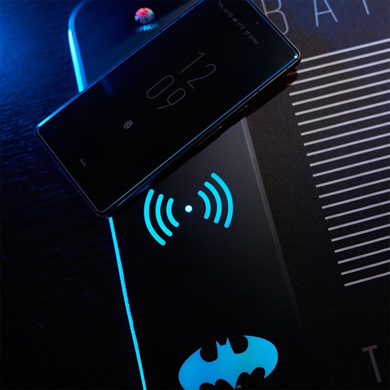 Numskull Batman - Oversize Gaming Mat Mobile Charger