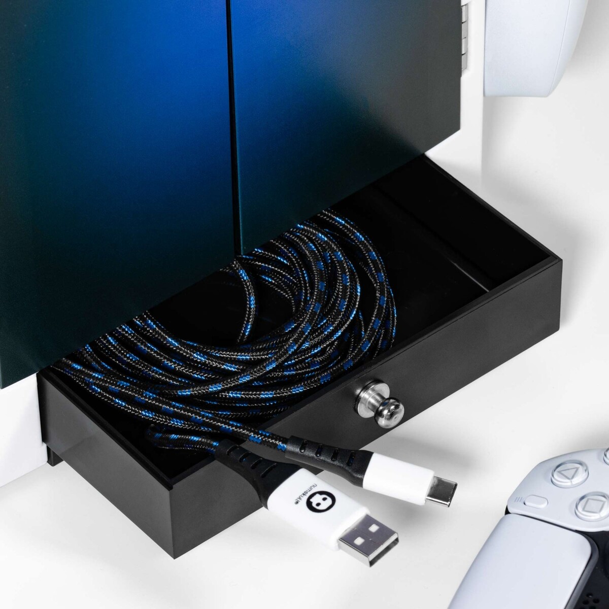 Numskull - Ps5 Spil Holder - Controller Headset Stand - Blå Hvid