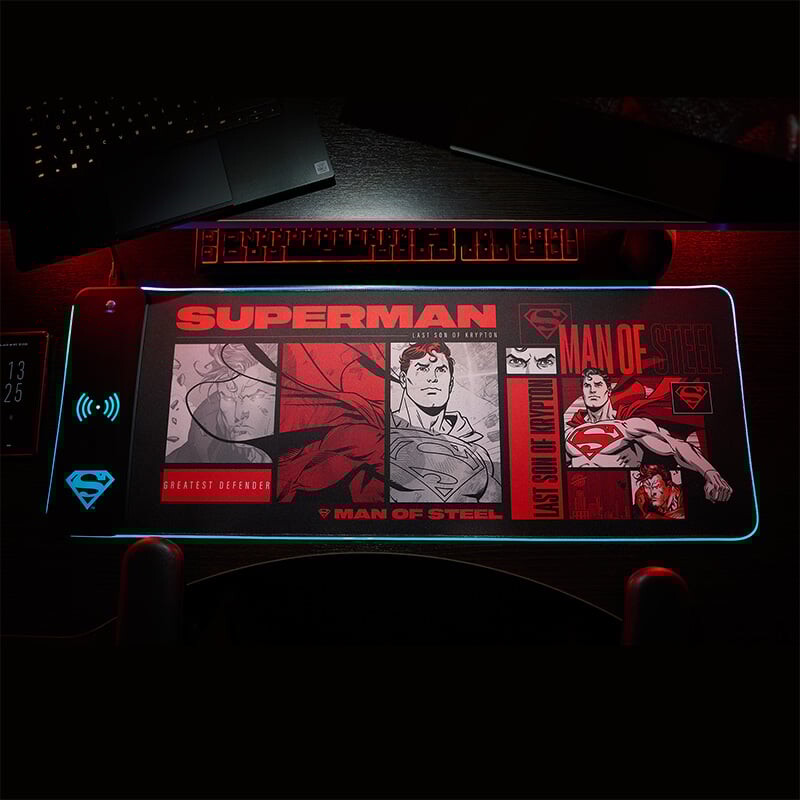 Numskull Superman - Oversize Gaming Mat Mobile Charger