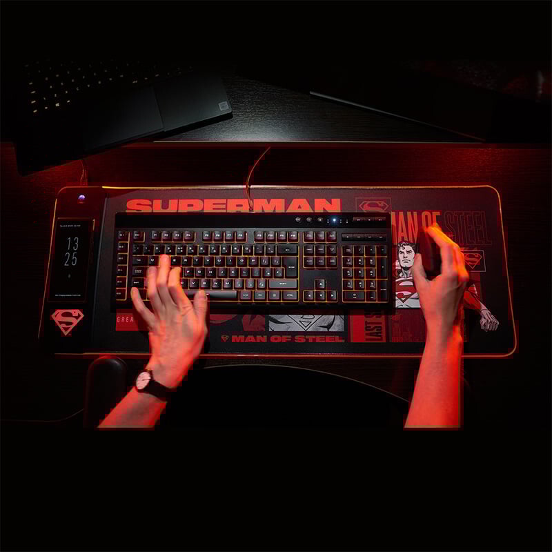 Numskull Superman - Oversize Gaming Mat Mobile Charger
