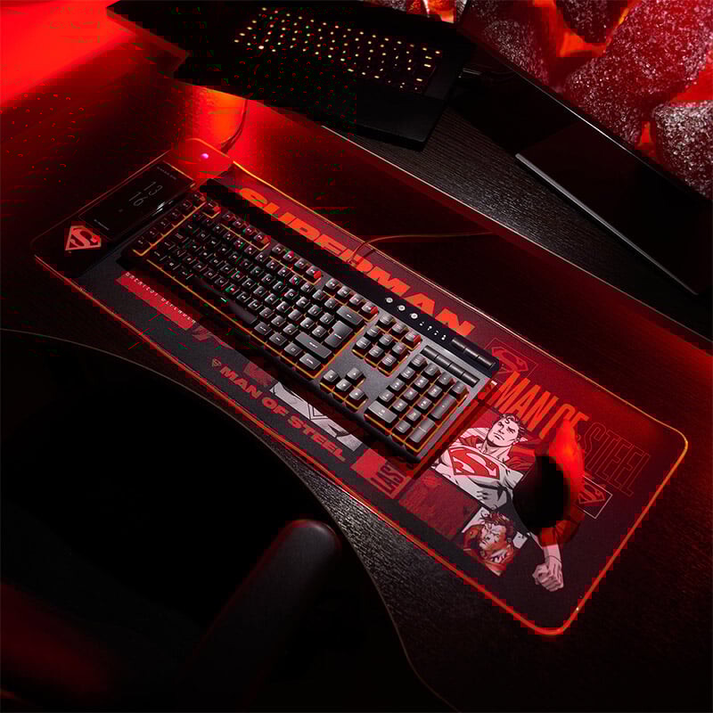 Numskull Superman - Oversize Gaming Mat Mobile Charger