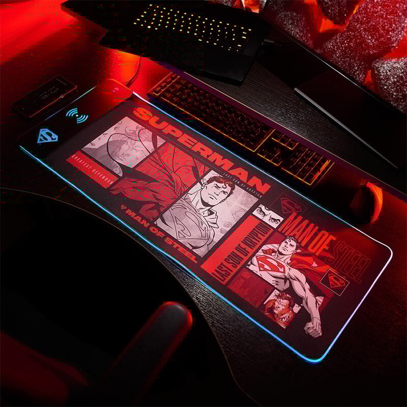 Numskull Superman - Oversize Gaming Mat Mobile Charger