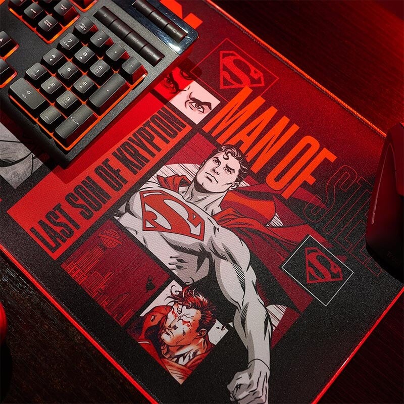 Numskull Superman - Oversize Gaming Mat Mobile Charger