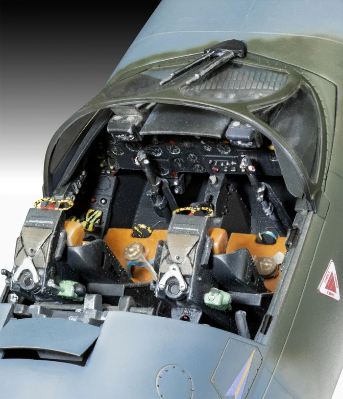 Revell 03786 - Hawker Hunter T7T7A Fly - Build Paint - 1 32