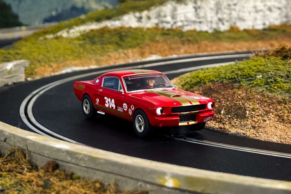 Scalextric C4658 - Shelby Gt350H Bil - Red And Gold - 1 32