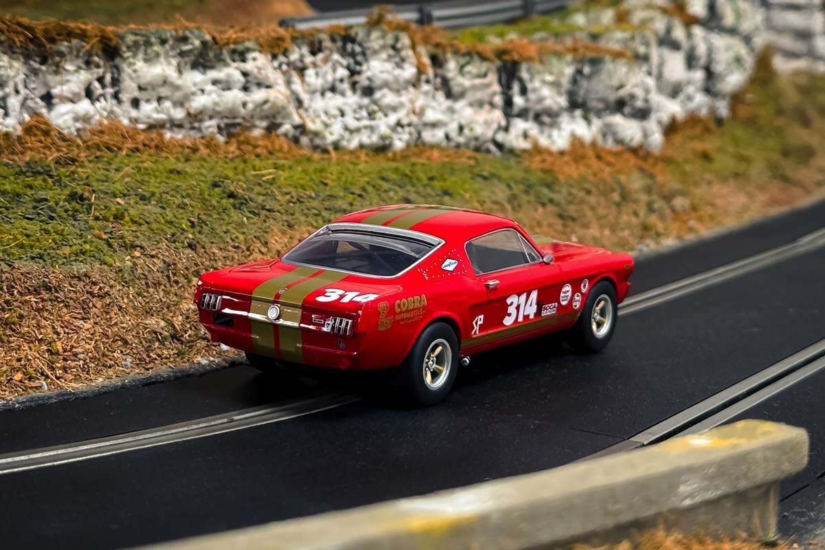 Scalextric C4658 - Shelby Gt350H Bil - Red And Gold - 1 32