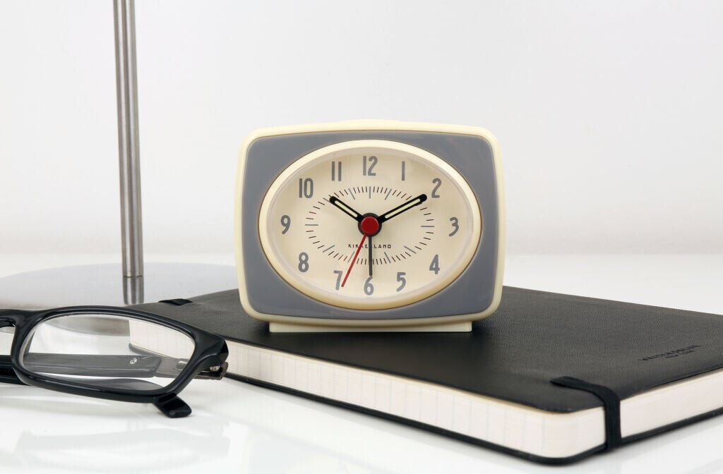 Kikkerland - Retro Vækkeur - Grå Hvid