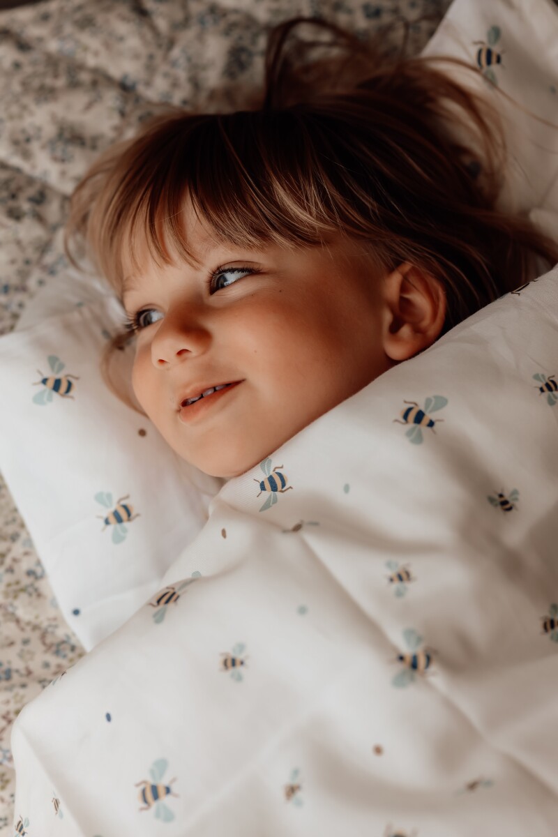 Vanilla Copenhagen - Sengetøj Baby - Honeybee Happy - Milk - 70 X 100 Cm