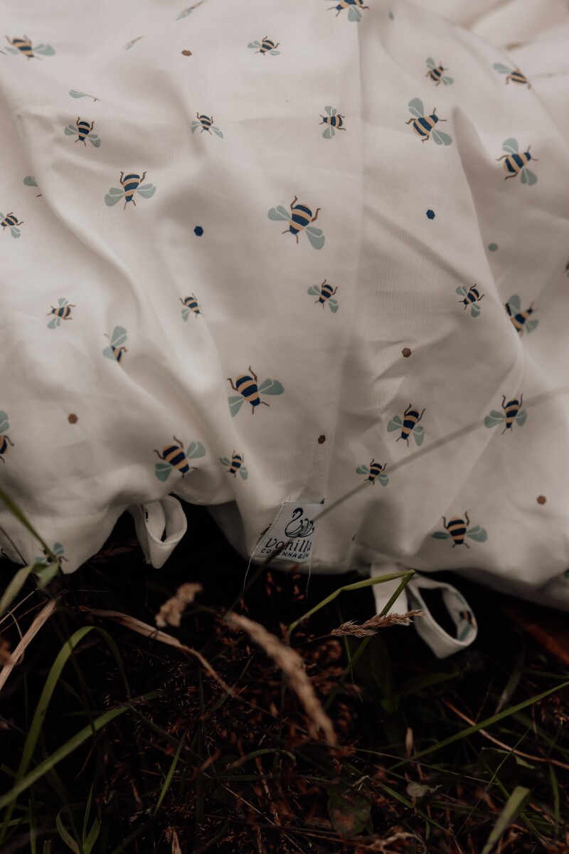 Vanilla Copenhagen - Sengetøj Baby - Honeybee Happy - Milk - 70 X 100 Cm