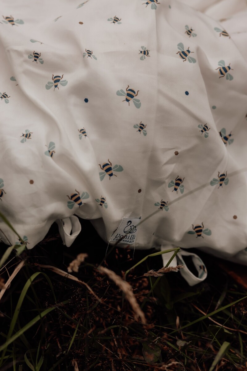 Vanilla Copenhagen - Sengetøj Baby - Honeybee Happy - Milk - 70 X 100 Cm