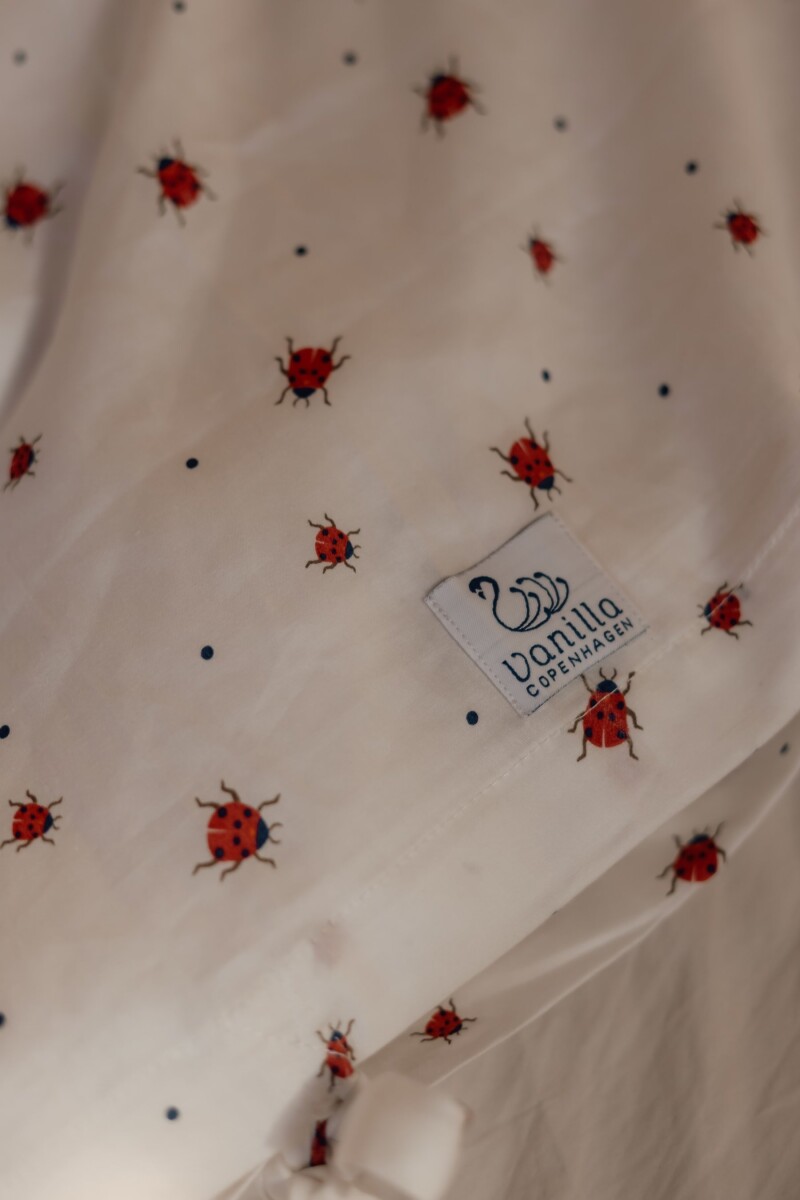 Vanilla Copenhagen - Sengetøj Baby - Lady Lovebug - Milk - 70 X 100 Cm 40