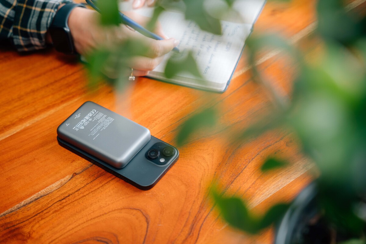 Verbatim - Charge N Go Magnetic Wireless Power Bank 5000