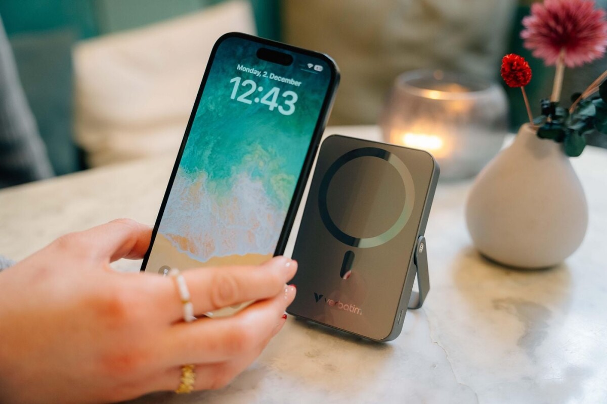 Verbatim - Charge N Go Magnetic Wireless Power Bank With Stand - 10000 Mah