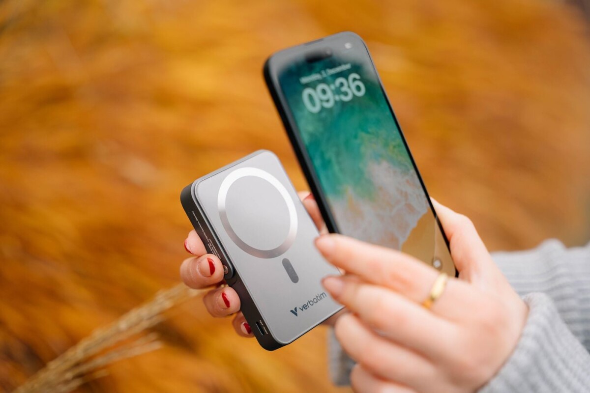 Verbatim - Charge N Go Magnetic Wireless Power Bank With Stand - 10000 Mah