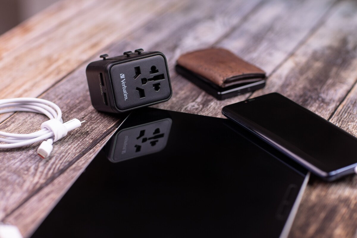 Verbatim - Universal Travel Adapter Uta-01 With 2Xusb Charger