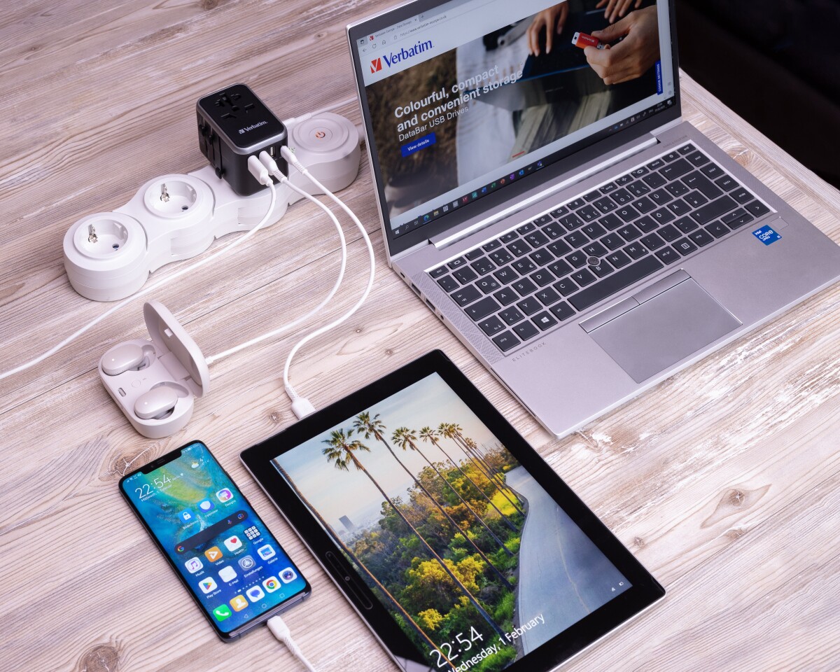 Verbatim - Universal Travel Adapter Uta-04 Pd61Wqc 3Xusb 2Xtype-C