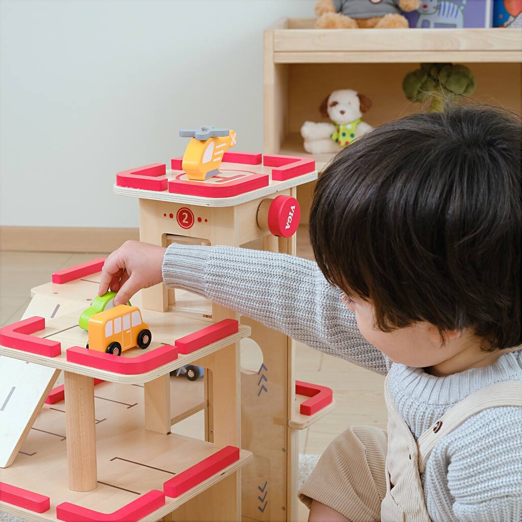 Parkeringshus - Legetøj I Træ - Inkl 4 Biler Og 1 Helikopter - Viga