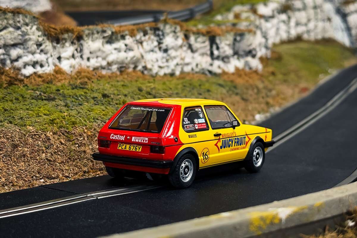 Scalextric C4625 - Volkswagen Golf Mk1 Bil - Malcolm Jeffs Racing