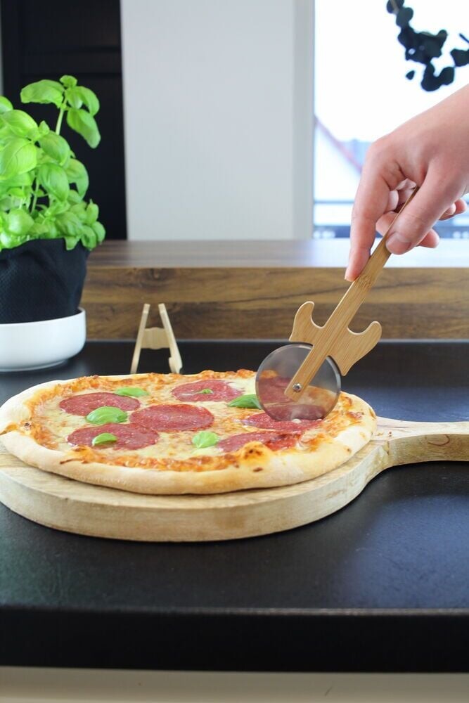 Winkee - Pizzaskærer - Guitar Pizza Cutter With Stand