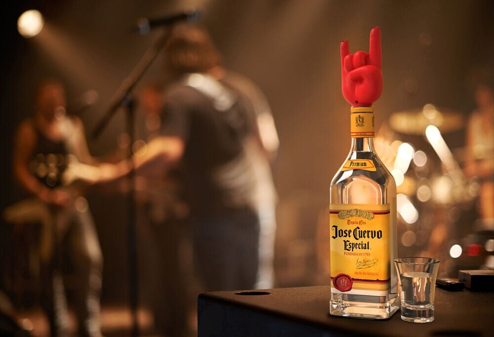 Winkee - Rock Hand Bottle Pourer