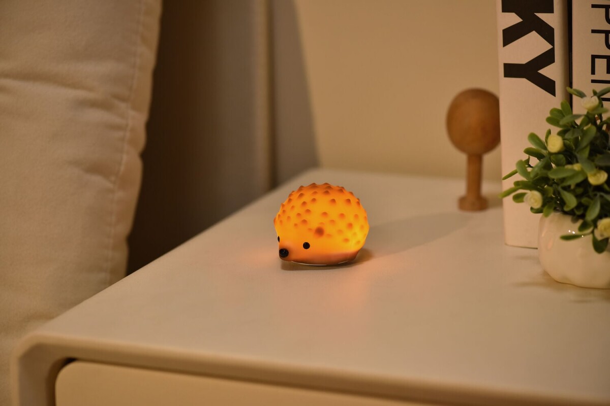 Winkee - Tiny Night Light Bordlampe - Hedgehog - Warm Brown