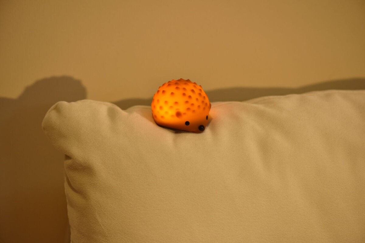 Winkee - Tiny Night Light Bordlampe - Hedgehog - Warm Brown