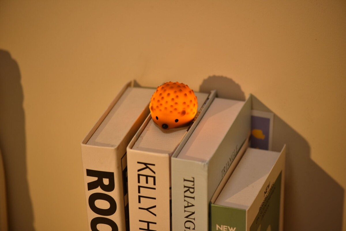 Winkee - Tiny Night Light Bordlampe - Hedgehog - Warm Brown