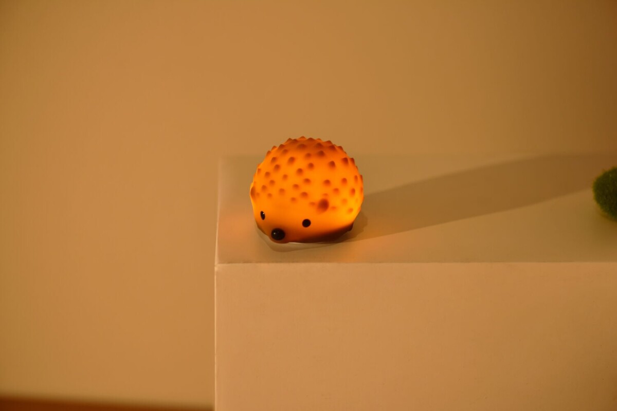 Winkee - Tiny Night Light Bordlampe - Hedgehog - Warm Brown