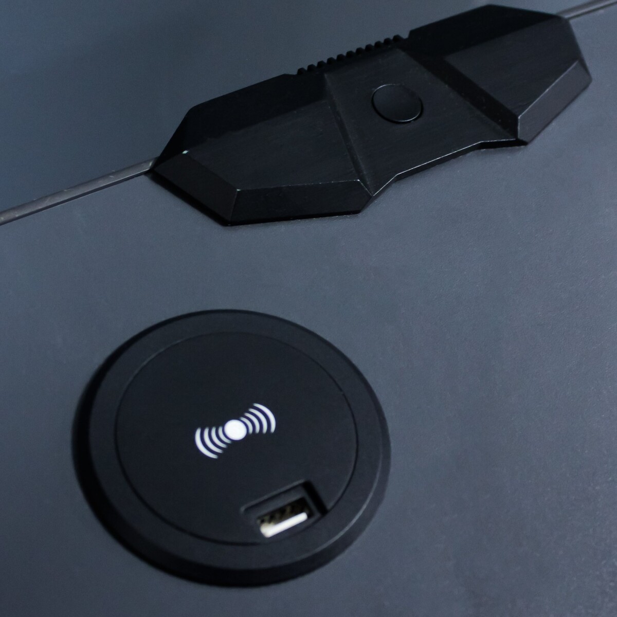 X-Rocker - Carbon-Tek - Gaming Sengebord Med Trådløs Opladning - Sort